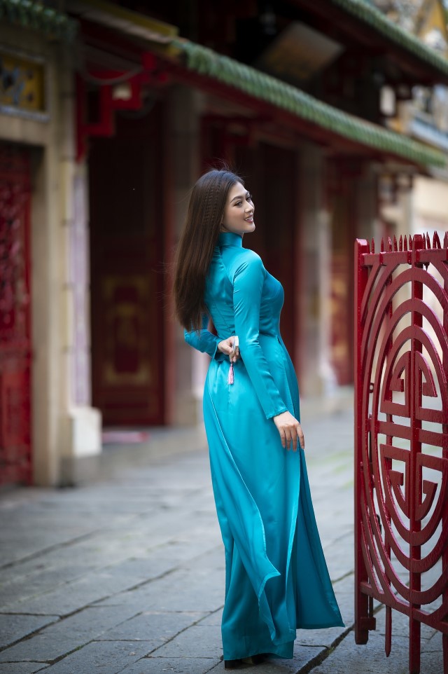 青のアオザイを着たベトナム人女性